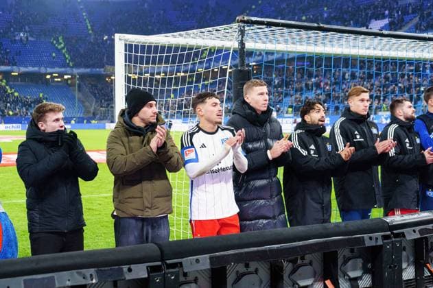 Hamburger SV celebrates with the fans after winning the match GER, Hamburger SV vs Eintracht Braunschweig, Football, 2 Bundesliga, Matchday 14, Season 2023 2024, 24 11 2023 DFL REGULATES PROHIBIT ANY USE OF PHOTOGRAPHS AS IMAGE SEQUENCES AND OR QUASI VIDEO GER, Hamburger SV vs Eintracht Braunschweig, Football, 2 Bundesliga, Matchday 14, Season 2023 2024, 24 11 2023 Hamburg Copyright: xEibner-Pressefoto MarcelxvonxFehrnx EP_MFN