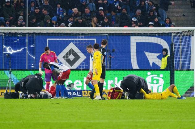 Injury to the head after collision Guilherme Ramos Hamburger SV, 13 and Johan Gomez Eintracht Braunschweig, 44 GER, Hamburger SV vs Eintracht Braunschweig, Football, 2 Bundesliga, Matchday 14, Season 2023 2024, 24 11 2023 DFL REGULATES PROHIBIT ANY USE OF PHOTOGRAPHS AS IMAGE SEQUENCES AND OR QUASI VIDEO GER, Hamburger SV vs Eintracht Braunschweig, Football, 2 Bundesliga, Matchday 14, Season 2023 2024, 24 11 2023 Hamburg Copyright: xEibner-Pressefoto MarcelxvonxFehrnx EP_MFN