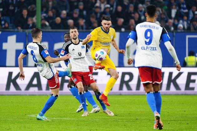 Laszlo Benes Hamburger SV, 08 , Maurice Multhaup Eintracht Braunschweig, 07 GER, Hamburger SV vs Eintracht Braunschweig, Football, 2 Bundesliga, Matchday 14, Season 2023 2024, 24 11 2023 DFL REGULATIONS PROHIBIT ANY USE OF PHOTOGRAPHS AS IMAGE SEQUENCES AND OR QUASI VIDEO GER, Hamburger SV vs Eintracht Braunschweig, Football, 2 Bundesliga, Matchday 14, Season 2023 2024, 24 11 2023 Hamburg Copyright: xEibner-Pressefoto MarcelxvonxFehrnx EP_MFN