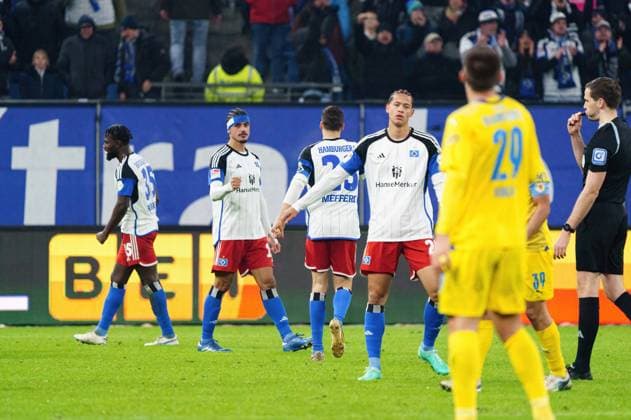 Hamburger SV cheers after victory end of match GER, Hamburger SV vs Eintracht Braunschweig, Football, 2 Bundesliga, Matchday 14, Season 2023 2024, 24 11 2023 DFL REGULATIONS PROHIBIT ANY USE OF PHOTOGRAPHS AS IMAGE SEQUENCES AND OR QUASI VIDEO GER, Hamburger SV vs Eintracht Braunschweig, Football, 2 Bundesliga, Matchday 14, Season 2023 2024, 24 11 2023 Hamburg Copyright: xEibner-Pressefoto MarcelxvonxFehrnx EP_MFN