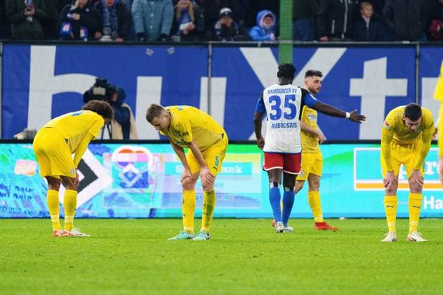 Eintracht Braunschweig disappointed disappointment after defeat GER, Hamburger SV vs Eintracht Braunschweig, Football, 2 Bundesliga, Matchday 14, Season 2023 2024, 24 11 2023 DFL REGULATES PROHIBIT ANY USE OF PHOTOGRAPHS AS IMAGE SEQUENCES AND OR QUASI VIDEO GER, Hamburger SV vs Eintracht Braunschweig, Football, 2 Bundesliga, Matchday 14, Season 2023 2024, 24 11 2023 Hamburg Copyright: xEibner-Pressefoto MarcelxvonxFehrnx EP_MFN