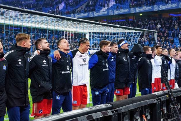 Hamburger SV celebrates with the fans after winning the match GER, Hamburger SV vs Eintracht Braunschweig, Football, 2 Bundesliga, Matchday 14, Season 2023 2024, 24 11 2023 DFL REGULATES PROHIBIT ANY USE OF PHOTOGRAPHS AS IMAGE SEQUENCES AND OR QUASI VIDEO GER, Hamburger SV vs Eintracht Braunschweig, Football, 2 Bundesliga, Matchday 14, Season 2023 2024, 24 11 2023 Hamburg Copyright: xEibner-Pressefoto MarcelxvonxFehrnx EP_MFN