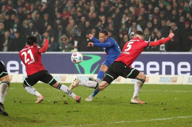 24 11 2023, xtgx, Fußball 2 Bundesliga, Hannover 96 Hertha BSC Berlin emspor, v l Sei Muroya Hannover, 21 , Derry Scherhant Hertha, 39 , Phil Neumann Hannover, 5 Zweikampf, Duell, Kampf, tackle DFL DFB REGULATIONS PROHIBIT ANY USE OF PHOTOGRAPHS as IMAGE SEQUENCES and or QUASI VIDEO Hannover