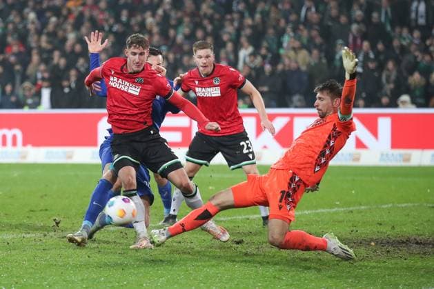 24 11 2023, xtgx, Football 2 Bundesliga, Hannover 96 Hertha BSC Berlin emspor, v l Derry Scherhant Hertha, 39 , Phil Neumann Hannover, 5 , Ron Robert Zieler Hannover, 16 duel, fight, tackle DFL DFB REGULATIONS PROHIBIT ANY USE OF PHOTOGRAPHS as IMAGE SEQUENCES and or QUASI VIDEO Hannover