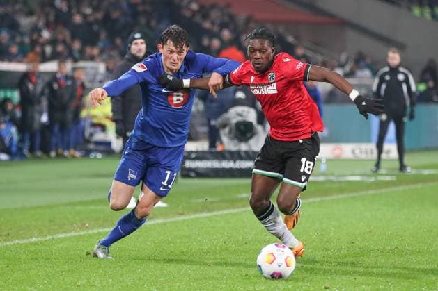 24 11 2023, xtgx, Fußball 2 Bundesliga, Hannover 96 Hertha BSC Berlin emspor, v l Fabian Reese Hertha, 11 , Derrick Koehn Hannover, 18 Zweikampf, Duell, Kampf, tackle DFL DFB REGULATIONS PROHIBIT ANY USE OF PHOTOGRAPHS as IMAGE SEQUENCES and or QUASI VIDEO Hannover