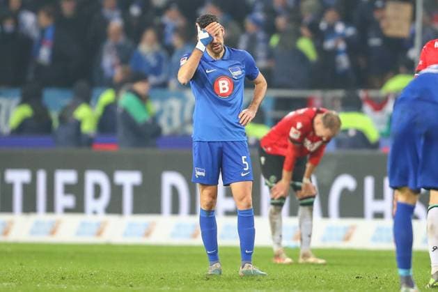 24 11 2023, xtgx, Fußball 2 Bundesliga, Hannover 96 Hertha BSC Berlin emspor, v l Filip Uremovic Hertha, 5 enttaeuscht, schaut enttaeuscht, niedergeschlagen, disappointed DFL DFB REGULATIONS PROHIBIT ANY USE OF PHOTOGRAPHS as IMAGE SEQUENCES and or QUASI VIDEO Hannover