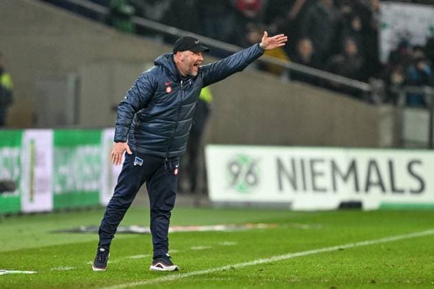 2 Bundesliga Hannover 06 Hertha BSC Berlin on 24 11 2023 at the HDI Arena in Hannover Coach Pal Dardai Hertha BSC Berlin gives loud instructions MT