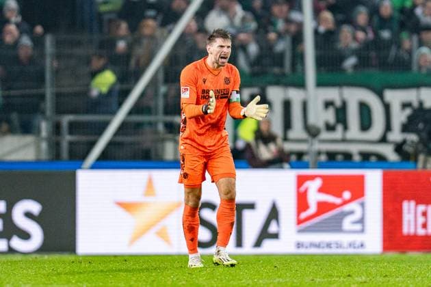 Ron Robert Zieler Hannover 96, 1 Hannover 96 vs Hertha BSC Berlin, Soccer, 2 Bundesliga, Matchday 14, 24 11 2023 DFL REGULATIONS PROHIBIT ANY OUSE OF PHOTOGRAPHS AS IMAGE SEQUENCES AND OR QUASI VIDEO Hannover 96 vs Hertha BSC Berlin, Soccer, 2 Bundesliga, Matchday 14, 24 11 2023 Hannover Copyright: xEibner-Pressefoto BahhoxKarax EP_HAN