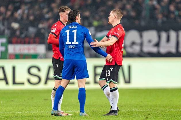 Final whistle and disillusionment for all players, Marcel Halstenberg Hannover 96, 23 Fabian Reese Hertha BSC, 11 Hannover 96 vs Hertha BSC Berlin, Soccer, 2 Bundesliga, Matchday 14, 24 11 2023 DFL REGULATES PROHIBIT ANY OUSE OF PHOTOGRAPHS AS IMAGE SEQUENCES AND OR QUASI VIDEO Hannover 96 vs Hertha BSC Berlin, Soccer, 2 Bundesliga, Matchday 14, 24 11 2023 Hannover Copyright: xEibner-Pressefoto BahhoxKarax EP_HAN