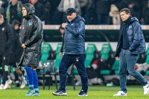 Final whistle and disillusionment for all players, Pal Dardai Hertha BSC, Head Coach Hannover 96 vs Hertha BSC Berlin, Soccer, Bundesliga 2, Matchday 14, 24 11 2023 DFL REGULATES PROHIBIT ANY OUSE OF PHOTOGRAPHS AS IMAGE SEQUENCES AND OR QUASI VIDEO Hannover 96 vs Hertha BSC Berlin, Soccer, Bundesliga 2, Matchday 14, 24 11 2023 Hannover Copyright: xEibner-Pressefoto BahhoxKarax EP_HAN
