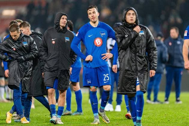 Final whistle and disillusionment for all players, Haris Tabakovic Hertha BSC, 25 Hannover 96 vs Hertha BSC Berlin, Football, Bundesliga 2, Matchday 14, 24 11 2023 DFL REGULATES PROHIBIT ANY OUSE OF PHOTOGRAPHS AS IMAGE SEQUENCES AND OR QUASI VIDEO Hannover 96 vs Hertha BSC Berlin, Football, Bundesliga 2, Matchday 14, 24 11 2023 Hannover Copyright: xEibner-Pressefoto BahhoxKarax EP_HAN