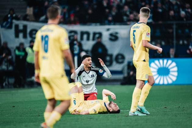 Soccer Men Season 2023 2024 2 Soccer Bundesliga 14 Matchday Hamburger SV vs Eintracht Braunschweig 24 11 2023 Robert Glatzel 9, HSV visibly surprised that the foul against Ermin Bicakcic 6, Eintracht Braunschweig is penalized Hamburg Volksparkstadion Hamburg Germany