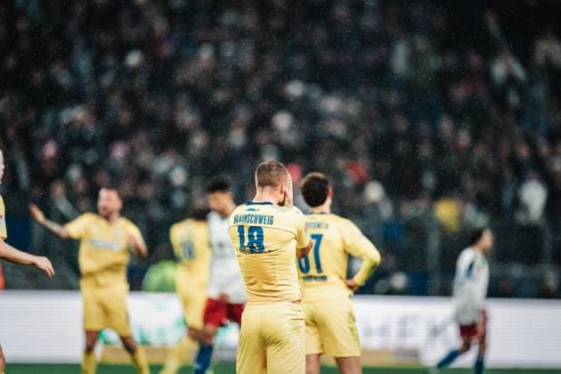Soccer Men Season 2023 2024 2 Soccer Bundesliga 14 Matchday Hamburger SV vs Eintracht Braunschweig 24 11 2023 Marvin Lee Rittmüller 18, Eintracht Braunschweig pulls his jersey over his face in disappointment Hamburg Volksparkstadion Hamburg Germany