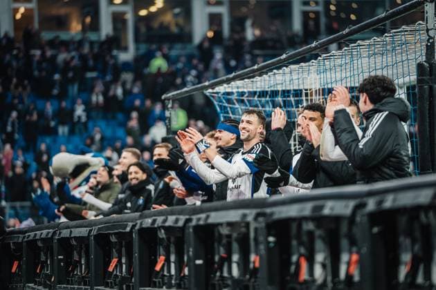 Soccer Men Season 2023 2024 2 Soccer Bundesliga 14 Matchday Hamburger SV vs Eintracht Braunschweig 24 11 2023 The HSV team applauds its fans, in focus Jonas Meffert 23, HSV Hamburg Volksparkstadion Hamburg Germany