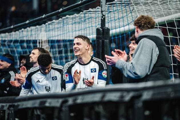 Soccer Men Season 2023 2024 2 Soccer Bundesliga 14 Matchday Hamburger SV vs Eintracht Braunschweig 24 11 2023 a laughing Miro Muheim 28, HSV Hamburg Volksparkstadion Hamburg Germany