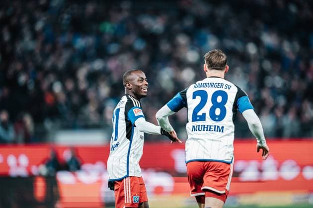 Soccer Men Season 2023 2024 2 Soccer Bundesliga 14 Matchday Hamburger SV vs Eintracht Braunschweig 24 11 2023 left Jean Luc Dompe 27, HSV and right Miro Muheim 28, HSV high-five each other Hamburg Volksparkstadion Hamburg Germany