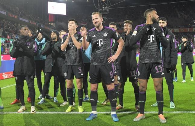Bilder des Jahres 2023, Sport 11 November Sport Themen der Woche KW47 Sport Bilder des Tages 24.11.2023, xblx, Fussball 1.Bundesliga, 1.FC Koeln - FC Bayern München emspor, v.l. bayern feiert feiern den Sieg mit den Fans (DFL DFB REGULATIONS PROHIBIT ANY USE OF PHOTOGRAPHS as IMAGE SEQUENCES and or QUASI-VIDEO) Koeln *** 24 11 2023, xblx, Soccer 1 Bundesliga, 1 FC Koeln FC Bayern München emspor, v l bayern celebrates the victory with the fans DFL DFB REGULATIONS PROHIBIT ANY USE OF PHOTOGRAPHS as IMAGE SEQUENCES and or QUASI VIDEO Koeln