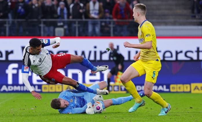 2 Liga Season 2023 2024 14 Matchday 24 11 2023 Hamburger SV Eintracht Braunschweig at Volksparkstadion f l Robert Glatzel Hamburger SV , Ron Thorben Hoffmann Eintracht Braunschweig , Robert Ivanov Eintracht Braunschweig DFL REGULATIONS PROHIBIT ANY USE OF PHOTOGRAPHS AS IMAGE SEQUENCES AND OR QUASI VIDEO