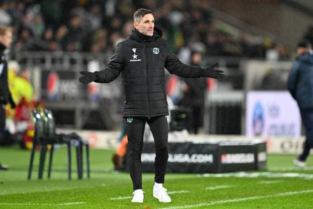 2 Bundesliga Hannover 06 Hertha BSC Berlin on 24 11 2023 at the HDI Arena in Hannover Coach Stefan Leitl Hannover 96 dissatisfied, disappointed, disappointed, dejected MT