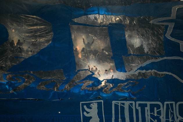 2 Bundesliga Hannover 06 Hertha BSC Berlin on 24 11 2023 at the HDI Arena in Hannover Fans of Hertha BSC Berlin fire pyrotechnics under a flag, MT
