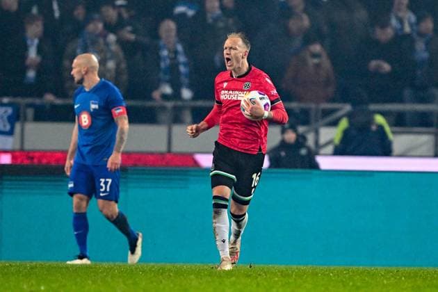 2 Bundesliga Hannover 06 Hertha BSC Berlin on 24 11 2023 at the HDI Arena in Hannover Cheering, goal celebration, goal scorer, goal scorer Havard Nielsen Hannover 96 cheers after his goal for 1 2 MT