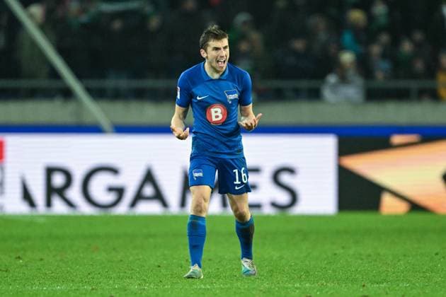 2 Bundesliga Hannover 06 Hertha BSC Berlin on 24 11 2023 at the HDI Arena in Hannover Jonjoe Kenny Hertha BSC Berlin dissatisfied, disappointed, disappointed, dejected MT