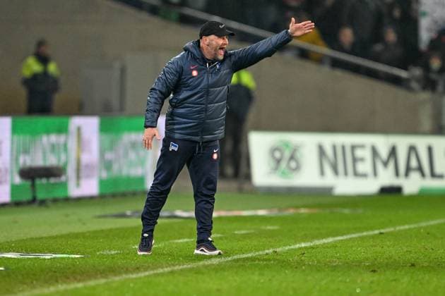 2 Bundesliga Hannover 06 Hertha BSC Berlin on 24 11 2023 at the HDI Arena in Hannover Coach Pal Dardai Hertha BSC Berlin gives loud instructions MT