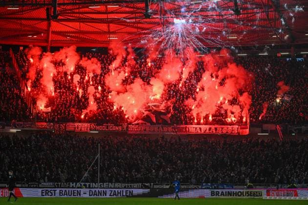 2 Bundesliga Hannover 06 Hertha BSC Berlin on 24 11 2023 at the HDI Arena in Hannover Fans from Berlin send Bengal fire, MT