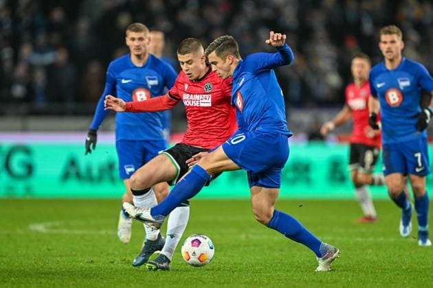 2 Bundesliga Hannover 06 Hertha BSC Berlin on 24 11 2023 at the HDI Arena in Hannover Nicolo Tresoldi Hannover 96 in a duel against Marc Oliver Kempf Hertha BSC Berlin MT