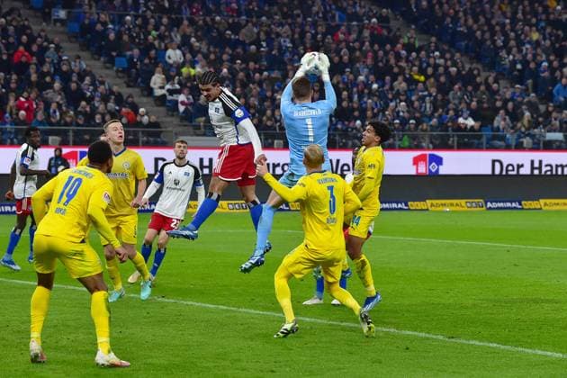 Soccer I Men I Season 2023 2024 I 2 Bundesliga I 14 Matchday I Hamburger SV Eintracht Braunschweig I 24 11 2023 f l Anton Leander Donkor, Robert Ivanov both Eintr Jonas Meffert HSV Guilherme Ramos HSV TW Ron Thorbem Hoffmann Saulo Igor Decark both Eintr Hamburg Volksparkstadion Hamburg Germany Copyright: xLOBECA NorbertxGettschatx