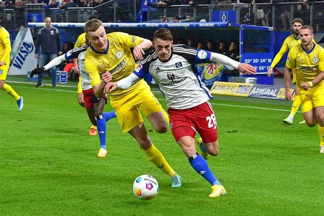 Soccer I Men I Season 2023 2024 I 2 Bundesliga I 14 Matchday I Hamburger SV Eintracht Braunschweig I 24 11 2023 v l Robert Ivanov Eintr Miro Muheim HSV Hamburg Volksparkstadion Hamburg Germany Copyright: xLOBECA NorbertxGettschatx