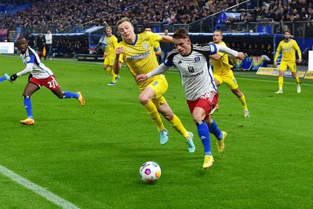 Soccer I Men I Season 2023 2024 I 2 Bundesliga I 14 Matchday I Hamburger SV Eintracht Braunschweig I 24 11 2023 v l Robert Ivanov Eintr Miro Muheim HSV Hamburg Volksparkstadion Hamburg Germany Copyright: xLOBECA NorbertxGettschatx