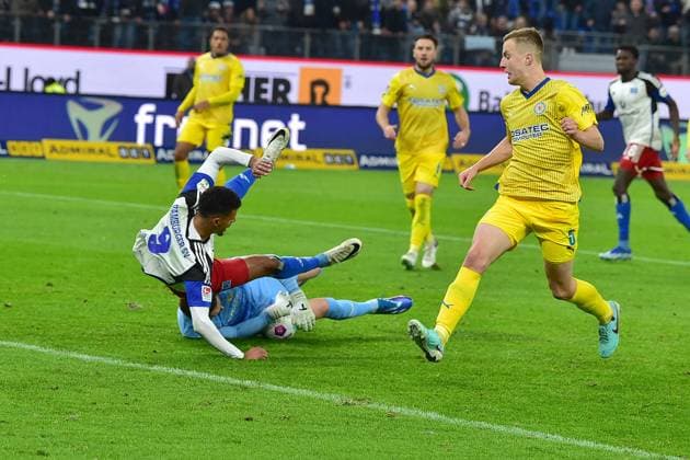 Soccer I Men I Season 2023 2024 I 2 Bundesliga I 14 Matchday I Hamburger SV Eintracht Braunschweig I 24 11 2023 f l Robert Glatzel HSV Braunschweigs TW Ron Thorben Hoffmann and Robert Ivanov Eintr Hamburg Volksparkstadion Hamburg Germany Copyright: xLOBECA NorbertxGettschatx