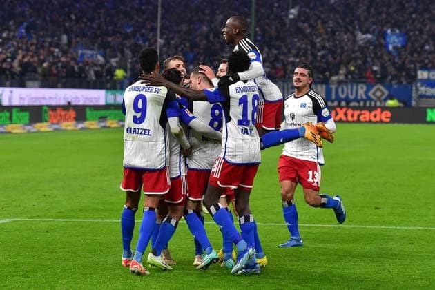 Soccer I Men I Season 2023 2024 I 2 Bundesliga I Matchday 14 I Hamburger SV Eintracht Braunschweig I 24 11 2023 Cheers after Immanuel Pherai HSV scores 2-0 and is congratulated by his teammates in the middle Hamburg Volksparkstadion Hamburg Germany Copyright: xLOBECA NorbertxGettschatx
