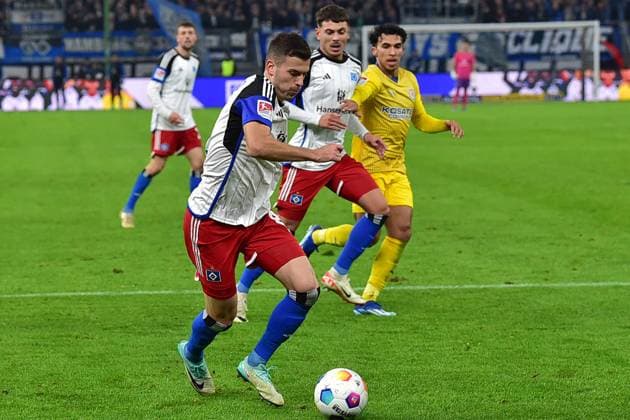Soccer I Men I Season 2023 2024 I 2 Bundesliga I 14 Matchday I Hamburger SV Eintracht Braunschweig I 24 11 2023 Laszio Benes HSV William Mikelbrencis HSV Johan Gomez Eintr Hamburg Volksparkstadion Hamburg Germany Copyright: xLOBECA NorbertxGettschatx