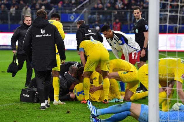 Soccer I Men I Season 2023 2024 I 2 Bundesliga I Matchday 14 I Hamburger SV Eintracht Braunschweig I 24 11 2023 Commotion in the Braunschweig penalty area, Braunschweigs No. 3 Saulo Igor Decarli injures himself on the ground center of the picture Hamburg Volksparkstadion Hamburg Germany Copyright: xLOBECA NorbertxGettschatx