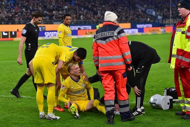 Soccer I Men I Season 2023 2024 I 2 Bundesliga I Matchday 14 I Hamburger SV Eintracht Braunschweig I 24 11 2023 Commotion in the Braunschweig penalty area, Braunschweigs No. 3 Saulo Igor Decarli injures himself on the ground center of the picture Hamburg Volksparkstadion Hamburg Germany Copyright: xLOBECA NorbertxGettschatx