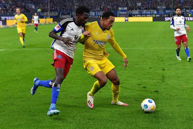 Soccer I Men I Season 2023 2024 I 2 Bundesliga I 14 Matchday I Hamburger SV Eintracht Braunschweig I 24 11 2023 v l Bakery Jatta HSV Anton Leander Donkor Eintr Hamburg Volksparkstadion Hamburg Germany Copyright: xLOBECA NorbertxGettschatx