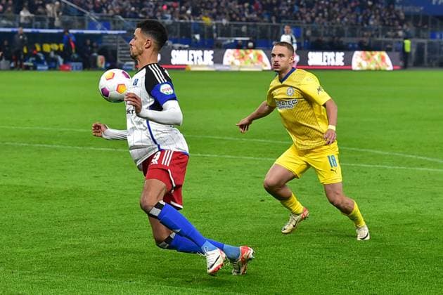 Soccer I Men I Season 2023 2024 I 2 Bundesliga I 14 Matchday I Hamburger SV Eintracht Braunschweig I 24 11 2023 v l Robert Glatzel HSV Marvin Lee Rittmüller Eintr Hamburg Volksparkstadion Hamburg Germany Copyright: xLOBECA NorbertxGettschatx