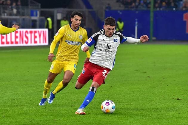 Soccer I Men I Season 2023 2024 I 2 Bundesliga I 14 Matchday I Hamburger SV Eintracht Braunschweig I 24 11 2023 v l Johan Gomez Eintr William Mikelbrencis HSV Hamburg Volksparkstadion Hamburg Germany Copyright: xLOBECA NorbertxGettschatx