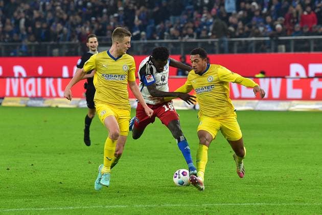 Soccer I Men I Season 2023 2024 I 2 Bundesliga I 14 Matchday I Hamburger SV Eintracht Braunschweig I 24 11 2023 v l Robert Ivanov Eintr Bakery Jatta HSV Anton Leander Donkor Eintr Hamburg Volksparkstadion Hamburg Germany Copyright: xLOBECA NorbertxGettschatx