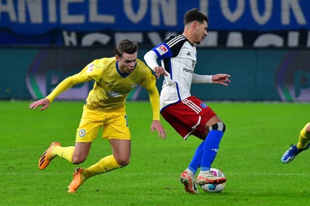 Soccer I Men I Season 2023 2024 I 2 Bundesliga I 14 Matchday I Hamburger SV Eintracht Braunschweig I 24 11 2023 v l Thörir Johann Helgason Eintr William Mikelbrencis HSV Hamburg Volksparkstadion Hamburg Germany Copyright: xLOBECA NorbertxGettschatx