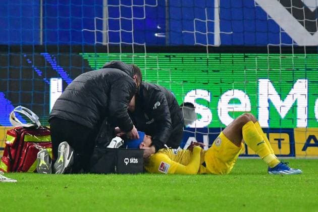 Soccer I Men I Season 2023 2024 I 2 Bundesliga I Matchday 14 I Hamburger SV Eintracht Braunschweig I 24 11 2023 Braunschweigs Johan Gomez gets a head bandage Hamburg Volksparkstadion Hamburg Germany Copyright: xLOBECA NorbertxGettschatx