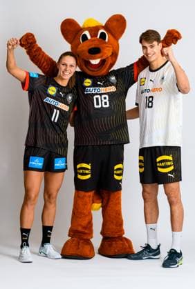 Munich, Germany 04 November Handball DHB Women Training from left Xenia Smits, Mascot Hanniball, Julian Köster Koester Germany Munich Bavaria Germany