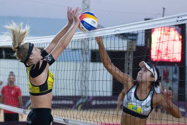 Sport Bilder des Tages (231125) -- JOAO PESSOA, Nov. 25, 2023 -- Xia Xinyi (R) competes during the women s Group D match between Xue Chen Xia Xinyi of China and Lezana Placette Alexia Richard of France at the World Beach volleyball, Beachvolleyball Pro Tour 2023 in Joao Pessoa, Brazil, Nov. 24, 2023. ) (SP)BRAZIL-JOAO PESSOA-BEACH VOLLEYBALL-WORLD PRO TOUR WangxTiancong 