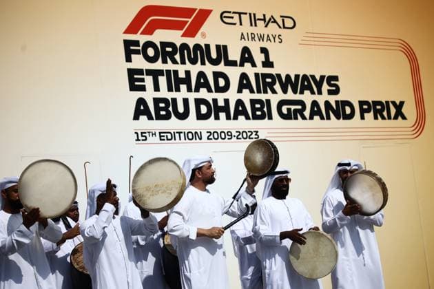 F1 Abu Dhabi Grand Prix 2023 Practice 3 People perform before third practice ahead of the Formula 1 Abu Dhabi Grand Prix at Yas Marina Circuit in Abu Dhabi, United Arab Emirates on November 25, 2023. Abu Dhabi United Arab Emirates  Copyright: xJakubxPorzyckix originalFilename:porzycki-f1abudha231125_nppGF.jpg