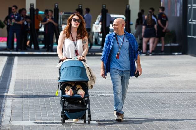 VILLENEUVE Jacques (can), former F1 Champion and TV presenter of Canal+, with his wife Giulia Marra in the paddock during the 2023 Formula 1 Etihad Airways Abu Dhabi Grand Prix, 22th round of the 2023 Formula One World Championship, WM, Weltmeisterschaft from November 24 to 26, 2023 on the Yas Marina Circuit, in Abu Dhabi - F1 - ABU DHABI GRAND PRIX 2023 DPPI Panoramic  00123047_G0OD1918