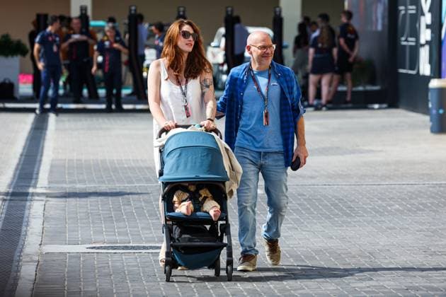 VILLENEUVE Jacques (can), former F1 Champion and TV presenter of Canal+, with his wife Giulia Marra in the paddock during the 2023 Formula 1 Etihad Airways Abu Dhabi Grand Prix, 22th round of the 2023 Formula One World Championship, WM, Weltmeisterschaft from November 24 to 26, 2023 on the Yas Marina Circuit, in Abu Dhabi - F1 - ABU DHABI GRAND PRIX 2023 DPPI Panoramic  00123047_G0OD1925