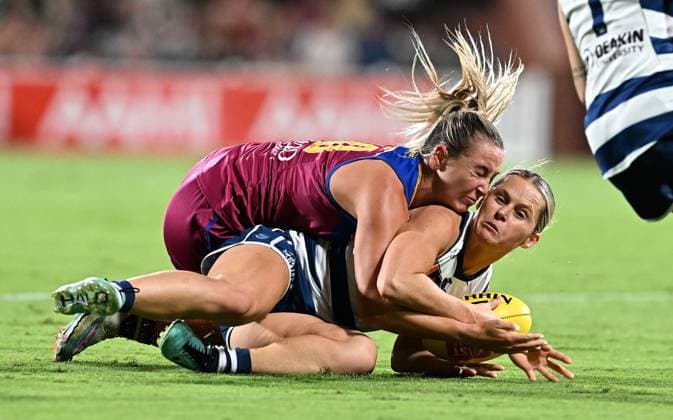 Sport Themen der Woche KW47 Sport Bilder des Tages AFLW LIONS CATS, Kate Surman of the Cats is tackled by Natalie Grider of the Lions during the AFLW Preliminary final between the Brisbane Lions and the Geelong cats at Brighton Homes Arena in Brisbane, Saturday, November 25, 2023. ( NO ARCHIVING, EDITORIAL USE ONLY, NO USE IN BOOKS WITHOUT CONSENT BRISBANE QUEENSLAND AUSTRALIA  Copyright: xDAVExHUNTx 20231125001869518967