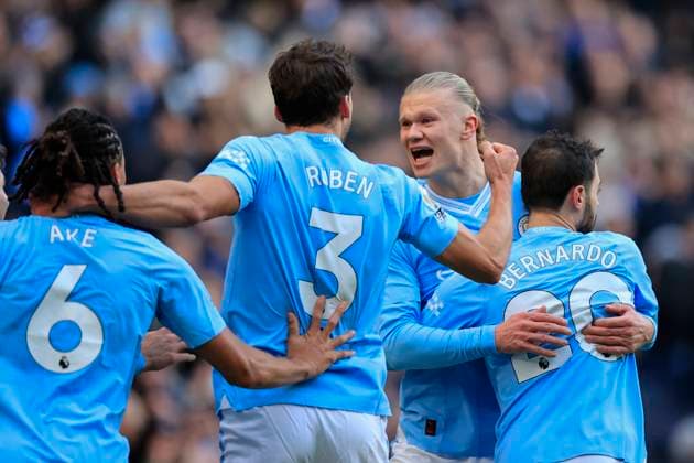 Sport Themen der Woche KW47 Sport Bilder des Tages Premier League Manchester City v Liverpool Erling Haaland 9 of Manchester City scelebrates scoring to make it 1-0 during the Premier League match Manchester City vs Liverpool at Etihad Stadium, Manchester, United Kingdom, 25th November 2023 (Photo by Conor Molloy News Images) Manchester Etihad Stadium Manchester United, ManU Kingdom Copyright: xConorxMolloy NewsxImagesx